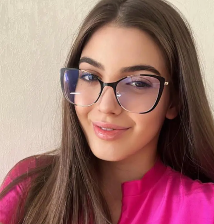 Bifocal Lenses Explained: How One Pair Handles Near and Distance Vision
