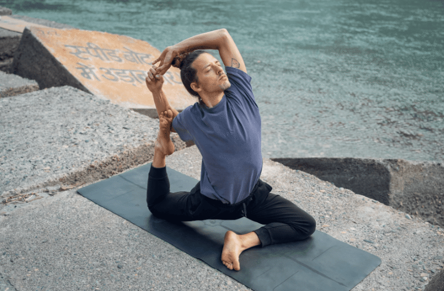 A 200 hour yoga teacher training in India gives you time to study yoga properly, practise teaching and understand what is involved in guiding other people.